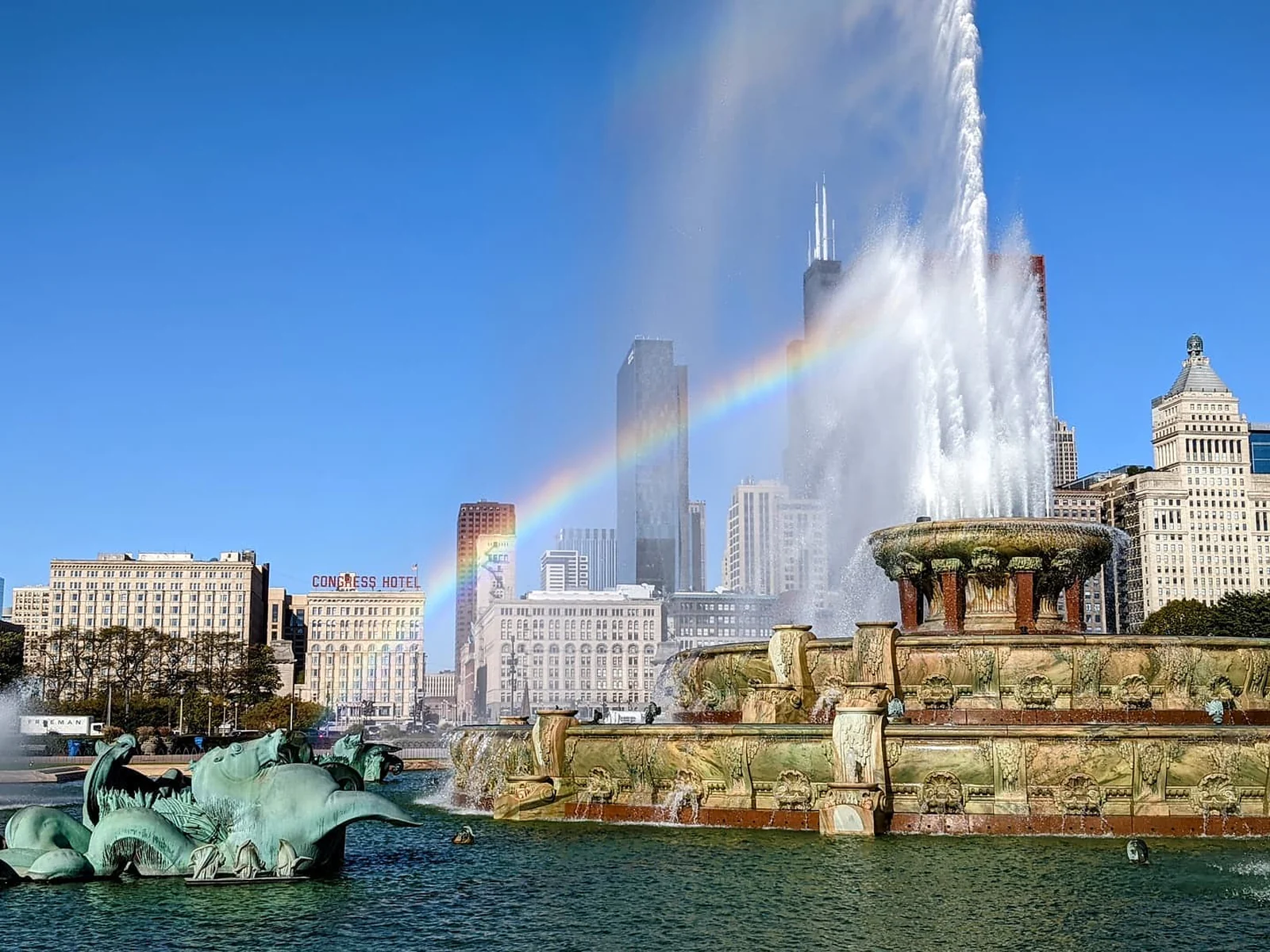 Buckingham Fountain with rainbow and Chicago skyline