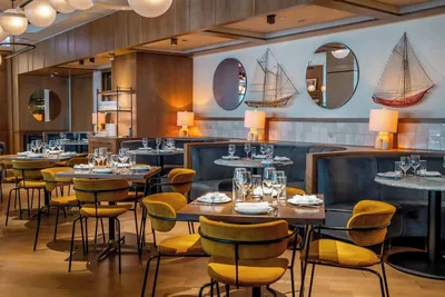 Restaurant and bar at Hotel 55 Chicago Downtown