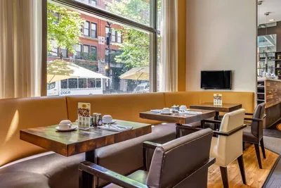 Restaurant and bar at Hotel Blake