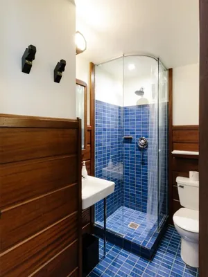 Guest room at Freehand Chicago