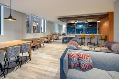 Restaurant and bar at Hilton Garden Inn Chicago Central Loop