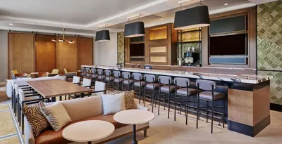 Restaurant and bar at Hyatt House/Hyatt Place Chicago Medical/University District