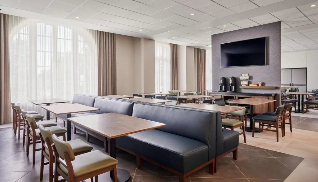 Restaurant and bar at Hyatt House/Hyatt Place Chicago Medical/University District