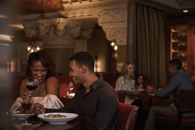 Restaurant and bar at InterContinental Chicago Magnificent Mile