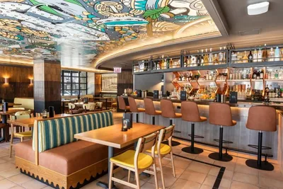 Restaurant and bar at InterContinental Chicago Magnificent Mile