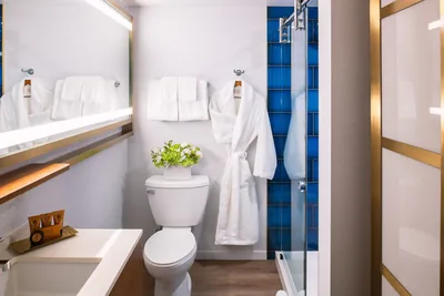 Guest room at Le M\u00e9ridien Essex Chicago