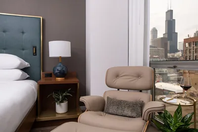 Guest room at Le M\u00e9ridien Essex Chicago