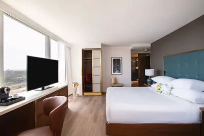 Guest room at Le M\u00e9ridien Essex Chicago