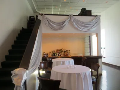 Restaurant and bar at The Polo Inn Bridgeport U.S.A.