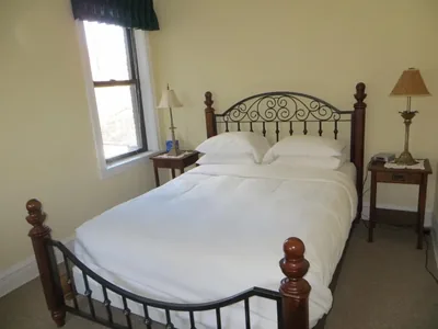 Guest room at The Polo Inn Bridgeport U.S.A.