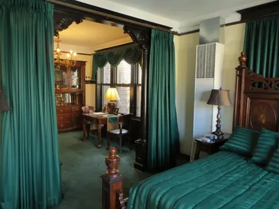 Guest room at The Polo Inn Bridgeport U.S.A.