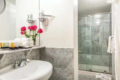 Guest room at Warwick Allerton - Chicago